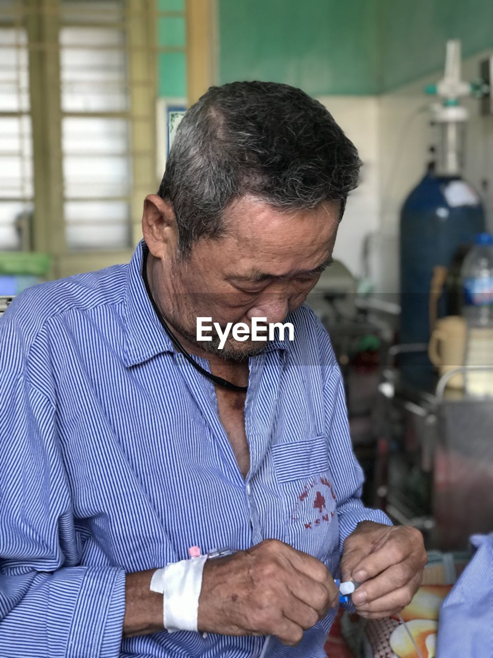 MIDSECTION OF MAN WORKING AT OFFICE