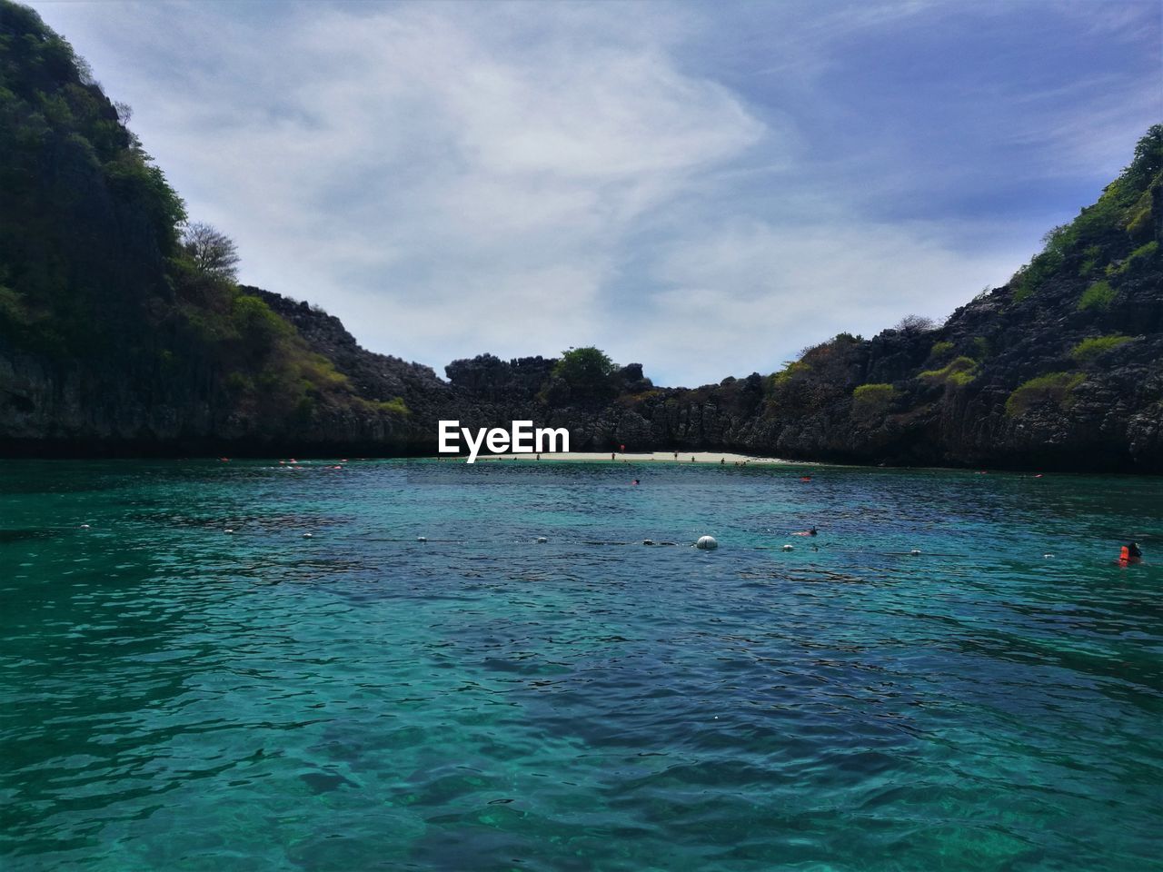 SCENIC VIEW OF SEA AND MOUNTAIN AGAINST SKY