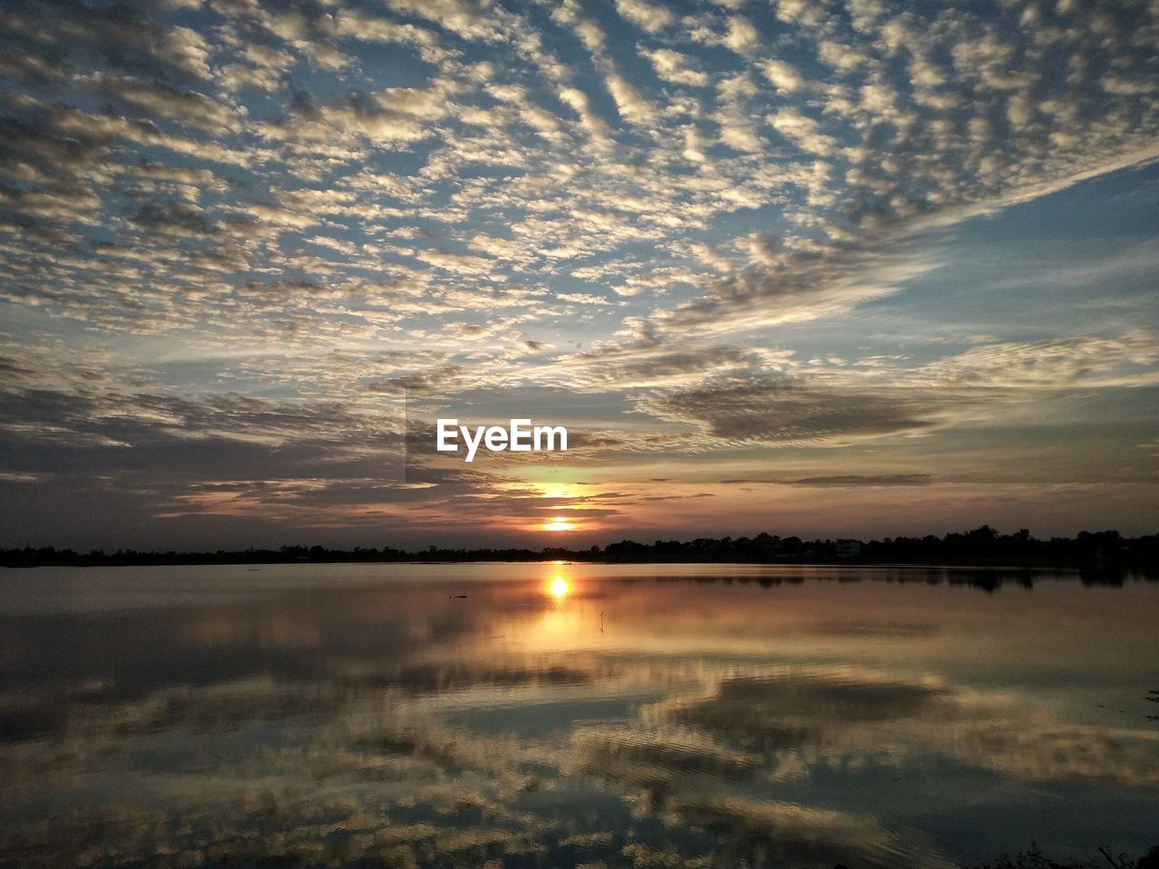 SCENIC VIEW OF SEA AGAINST SKY AT SUNSET