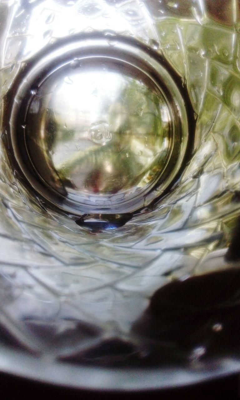 CLOSE-UP OF WATER DROPS ON GLASS