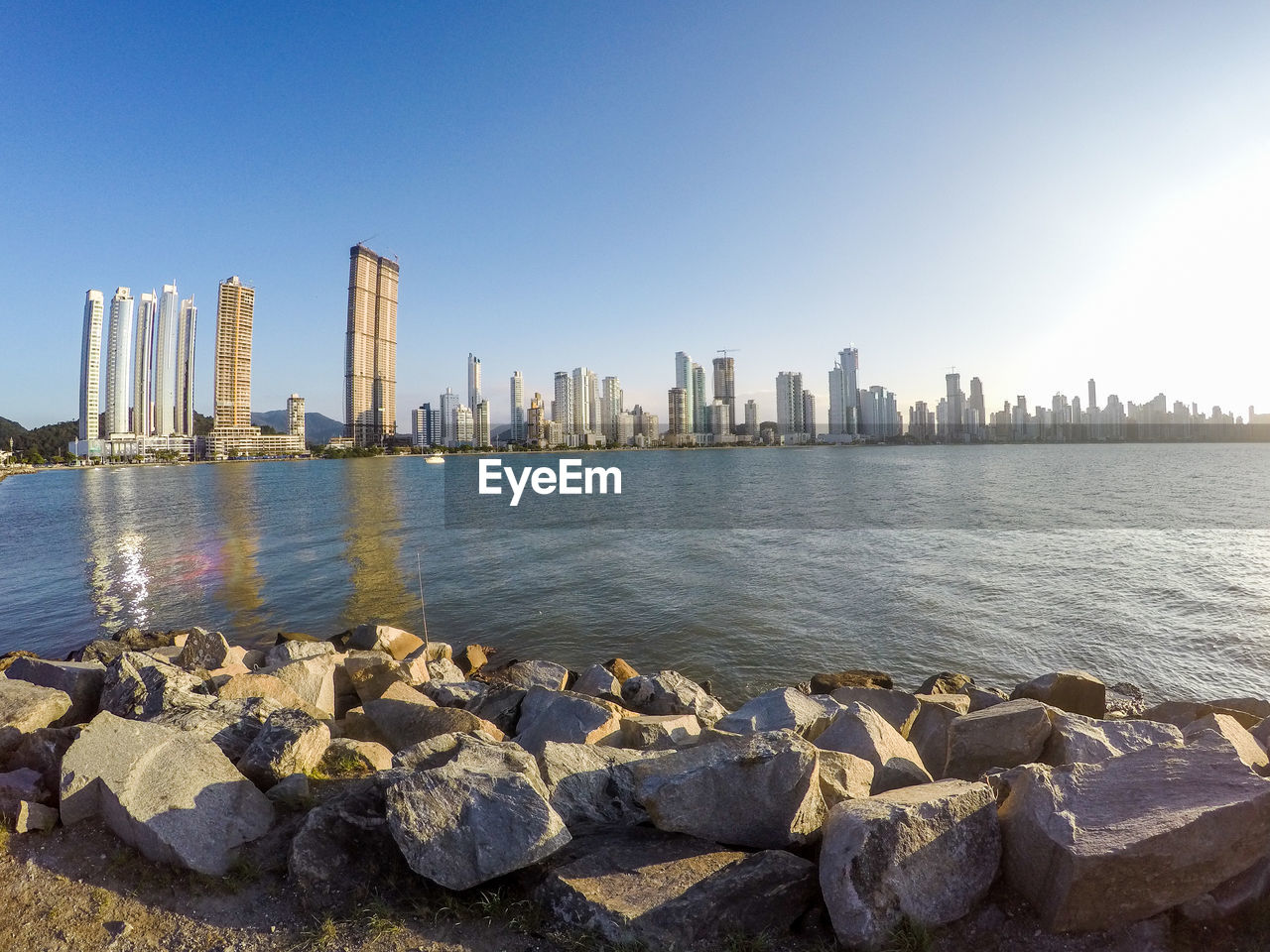 PANORAMIC VIEW OF SEA AND BUILDINGS AGAINST SKY