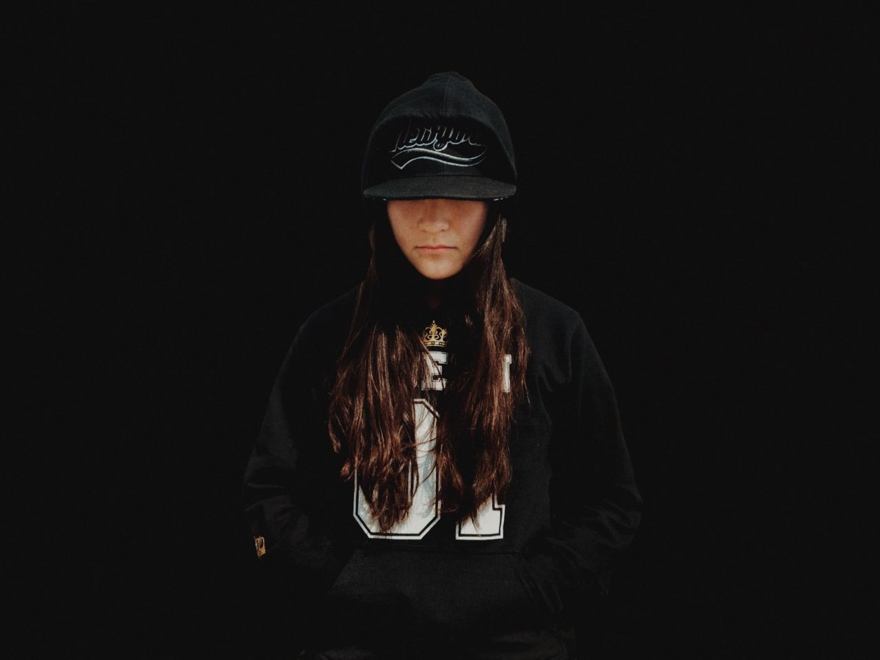 PORTRAIT OF YOUNG WOMAN WEARING BLACK HAIR AGAINST SILHOUETTE OF BACKGROUND