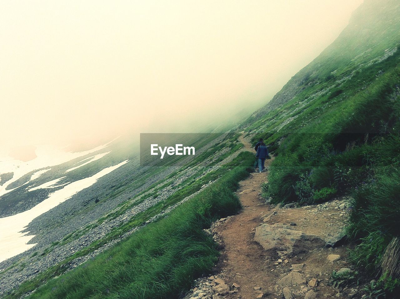 SCENIC VIEW OF MOUNTAINS IN FOGGY WEATHER