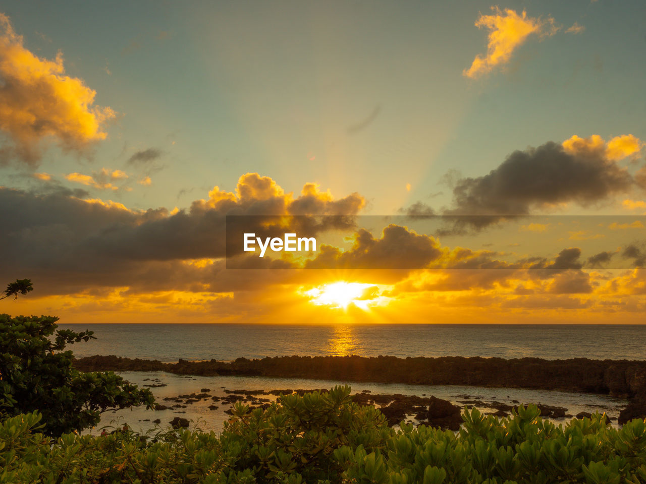 SCENIC VIEW OF SEA AGAINST SUNSET SKY