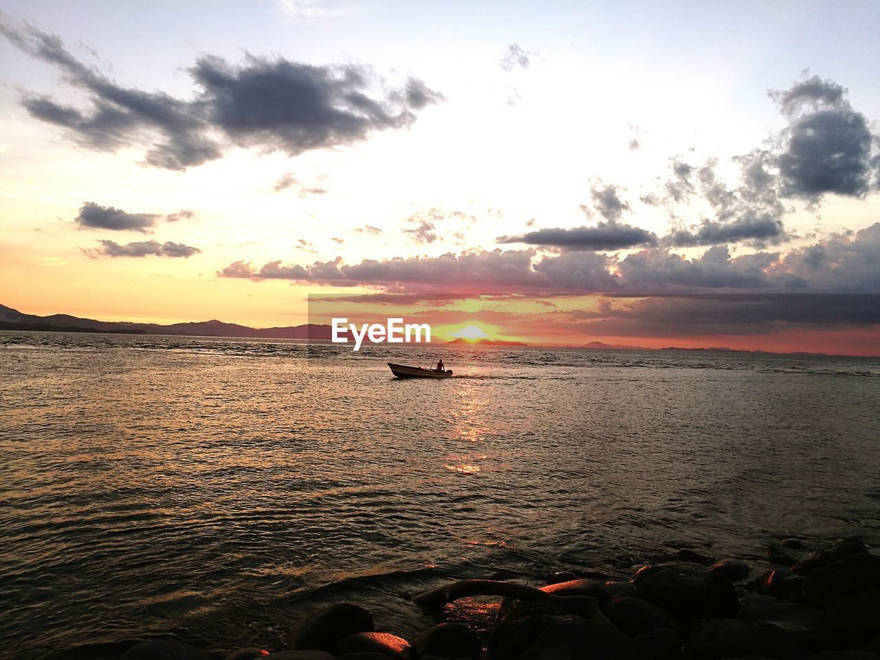 SCENIC VIEW OF DRAMATIC SKY OVER SEA