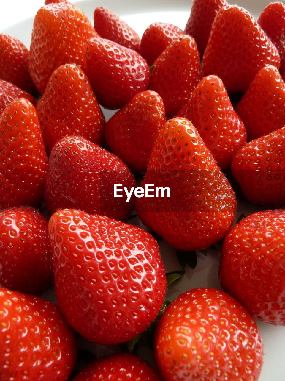 FULL FRAME SHOT OF FRESH STRAWBERRIES