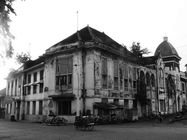 VIEW OF BUILDINGS IN CITY