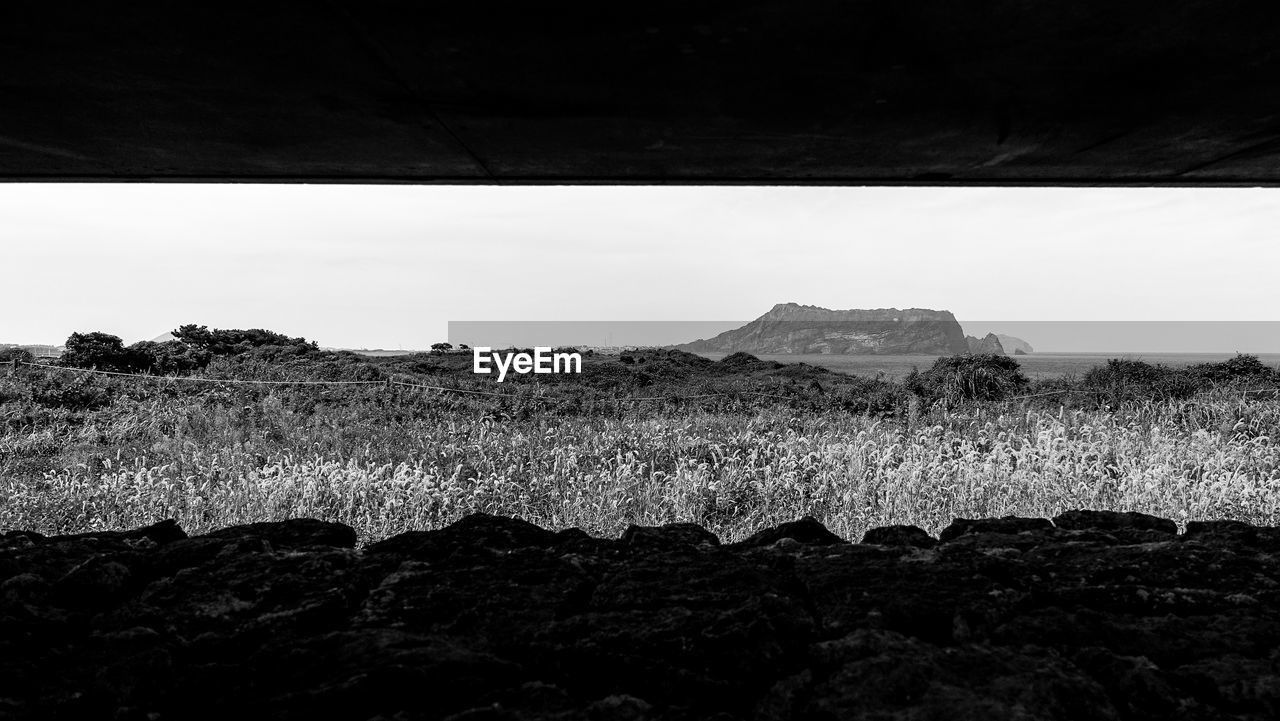 SCENIC VIEW OF LAND AND MOUNTAINS AGAINST SKY