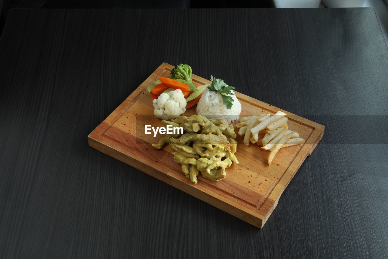 HIGH ANGLE VIEW OF FOOD ON CUTTING BOARD