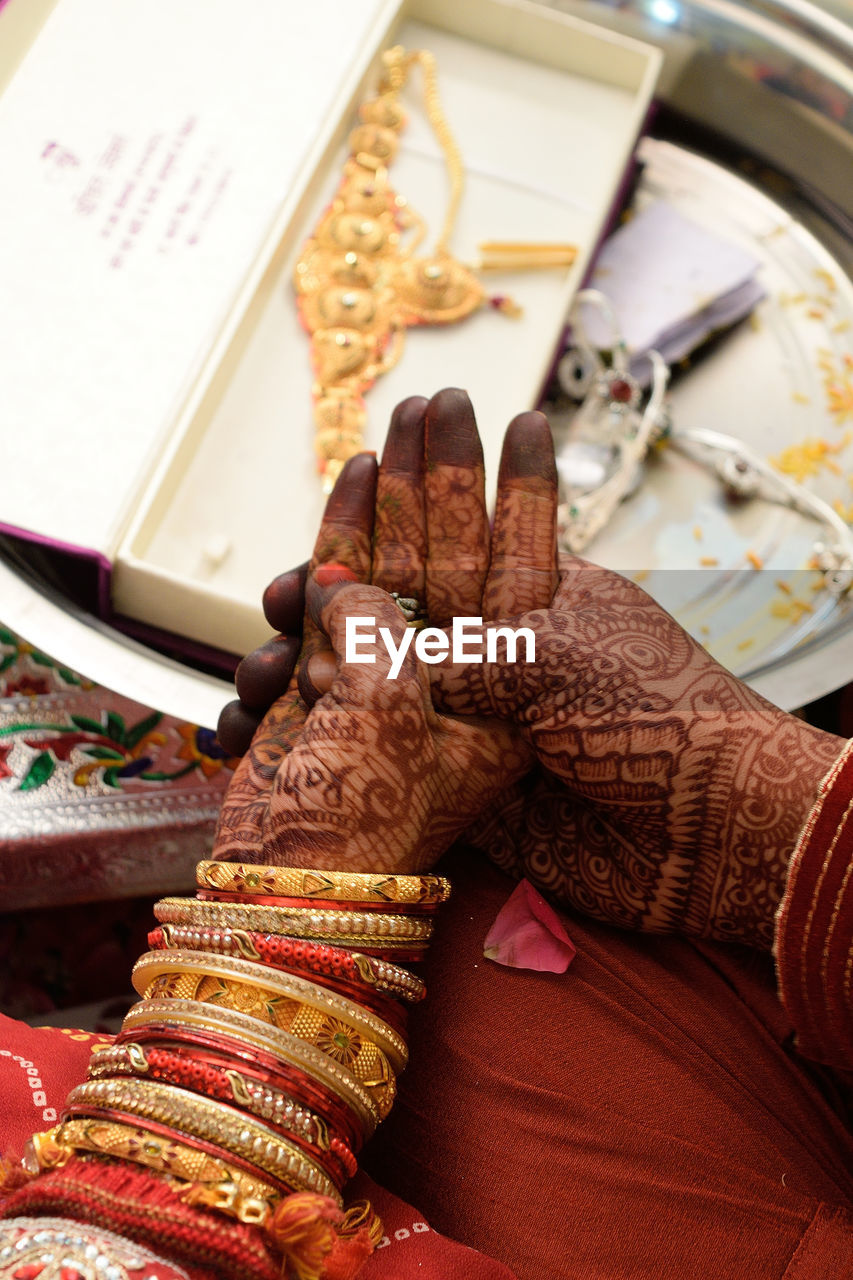 CLOSE-UP OF WOMAN HAND WEARING MASK