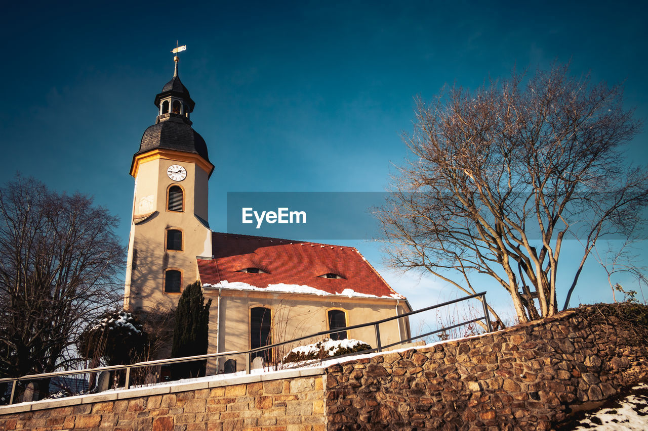 LOW ANGLE VIEW OF CHURCH AND BUILDING AGAINST SKY