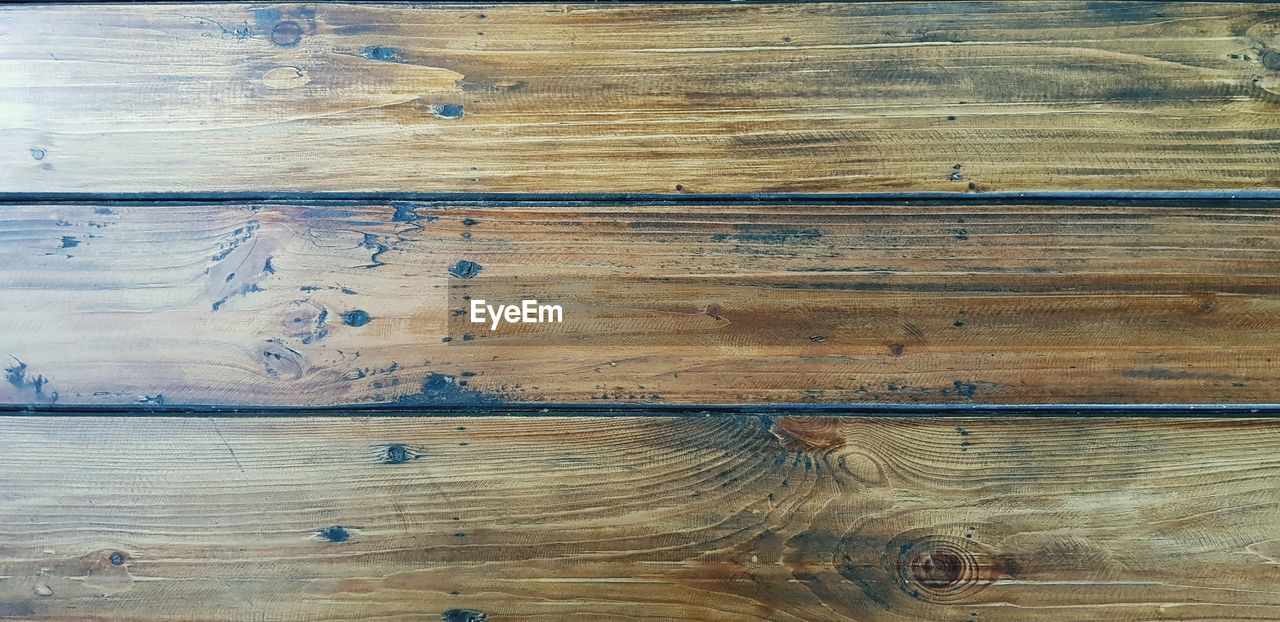 FULL FRAME SHOT OF WOODEN PLANKS