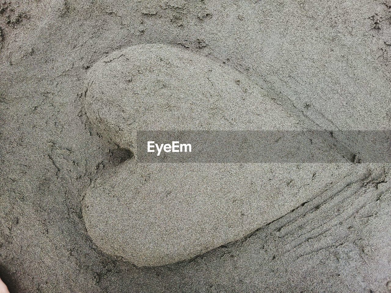 CLOSE-UP OF SAND AT BEACH