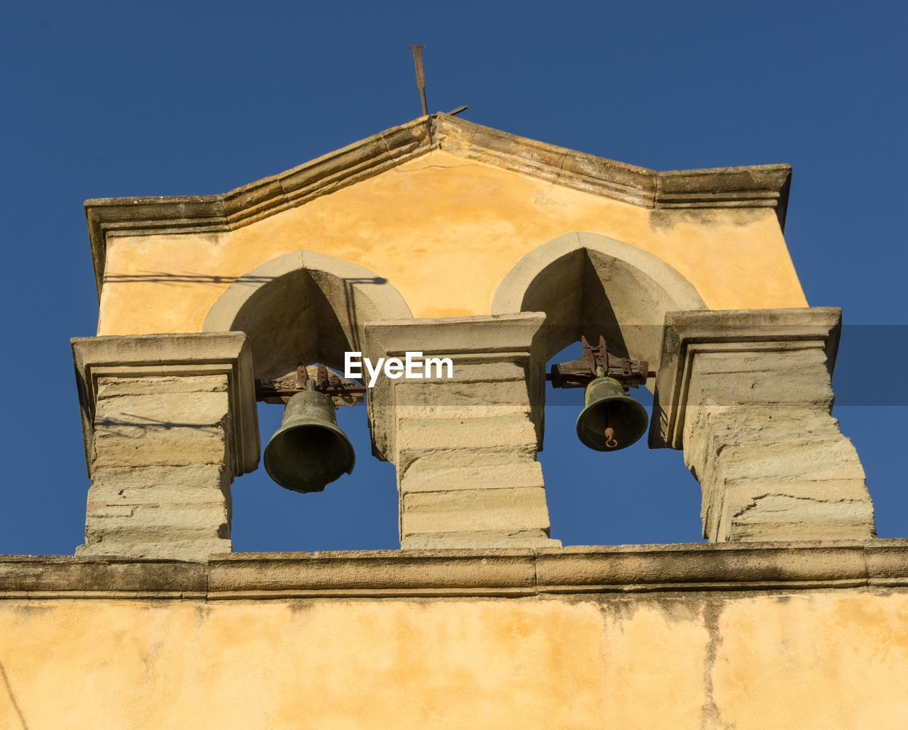 LOW ANGLE VIEW OF HISTORIC BUILDING AGAINST SKY