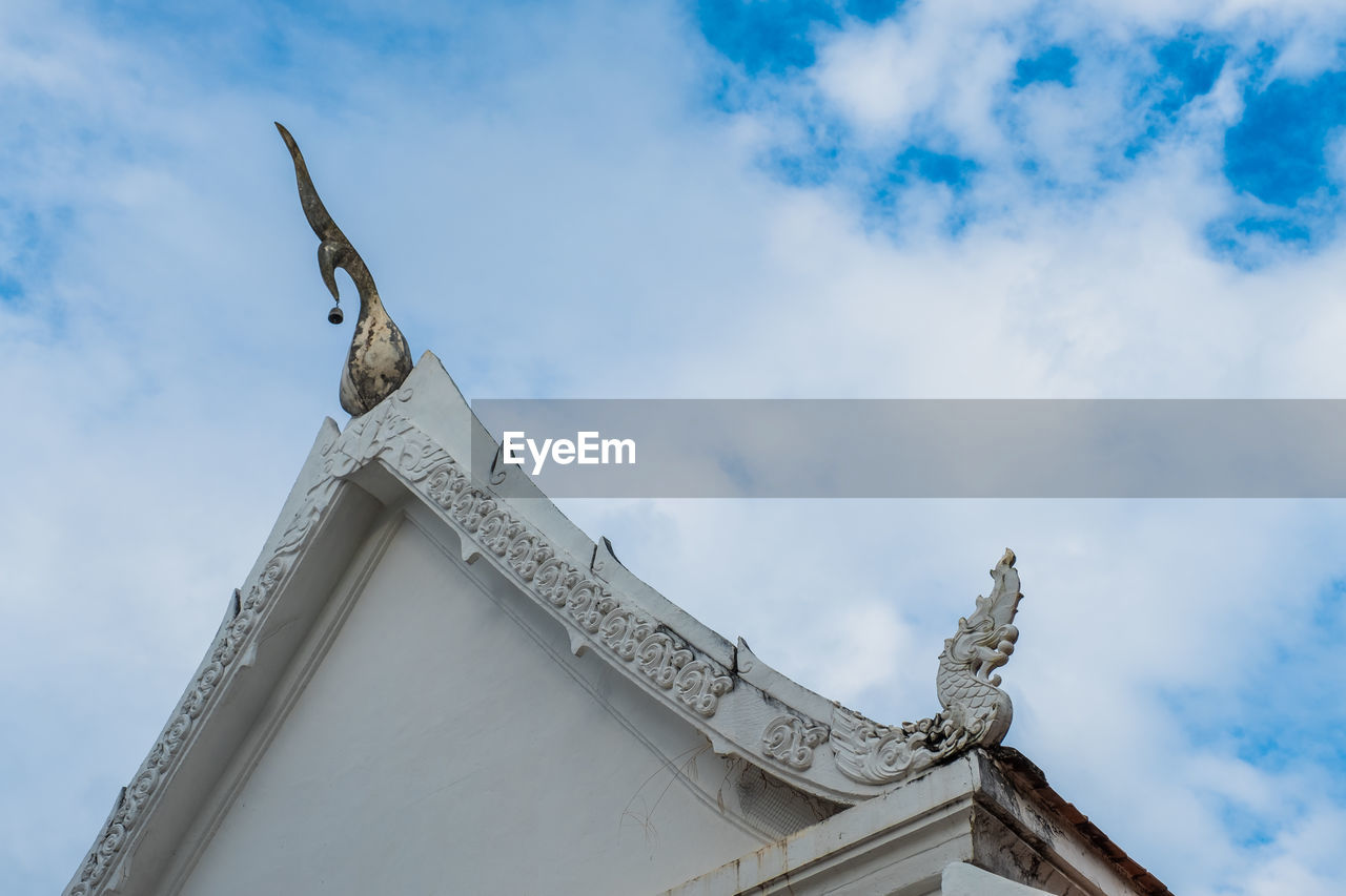 LOW ANGLE VIEW OF STATUE AGAINST CLOUDY SKY