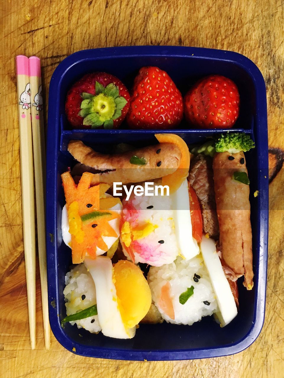 DIRECTLY ABOVE SHOT OF FRESH VEGETABLES ON TRAY