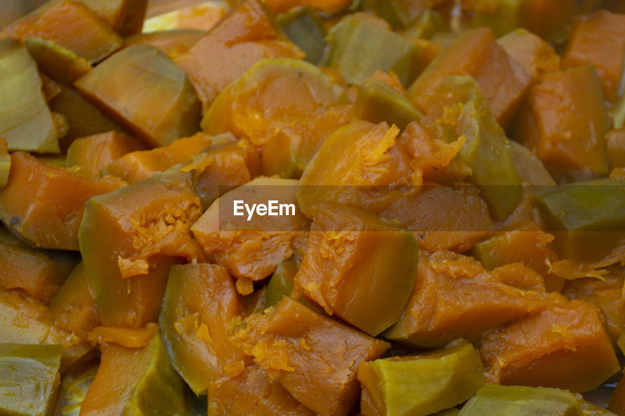 FULL FRAME SHOT OF FRESH BREAD WITH VEGETABLES