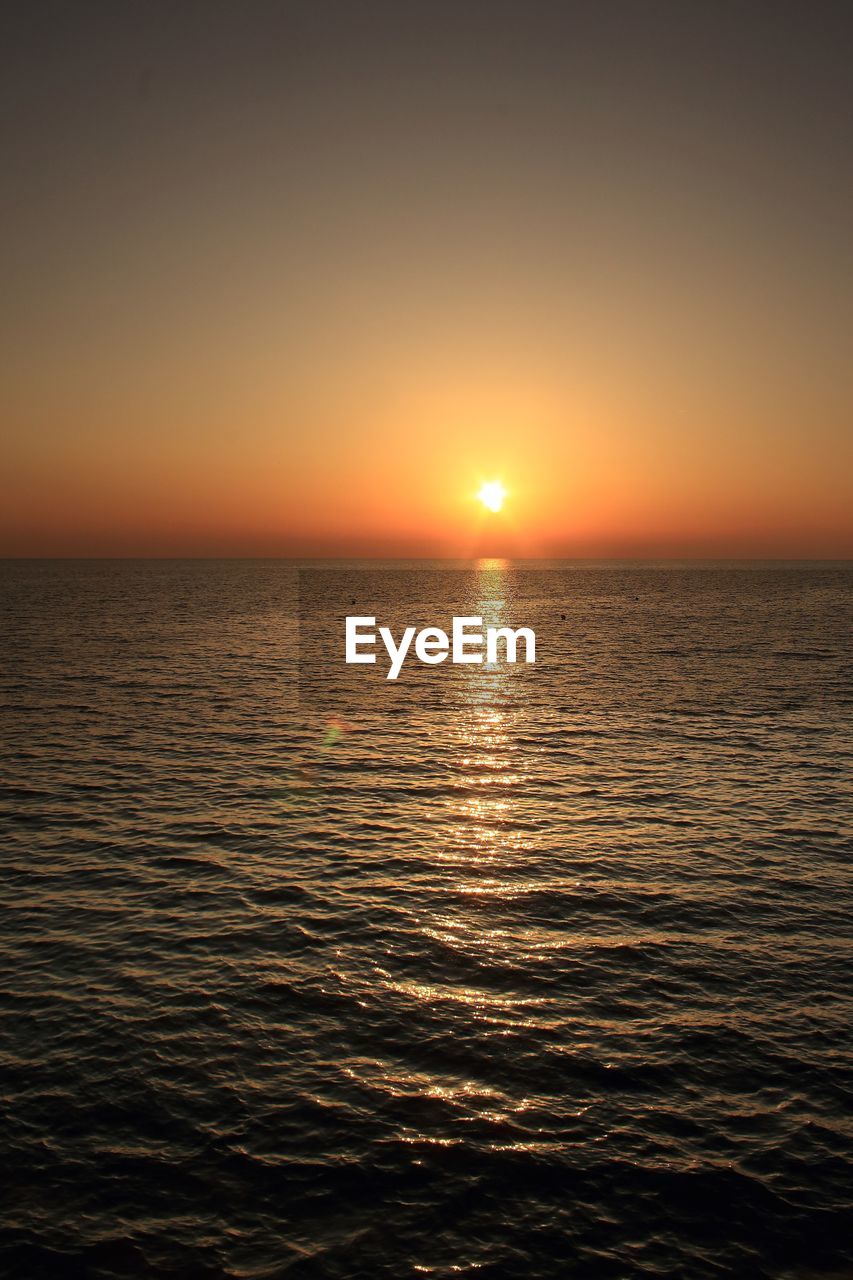 SCENIC VIEW OF SEA AGAINST SKY AT SUNSET