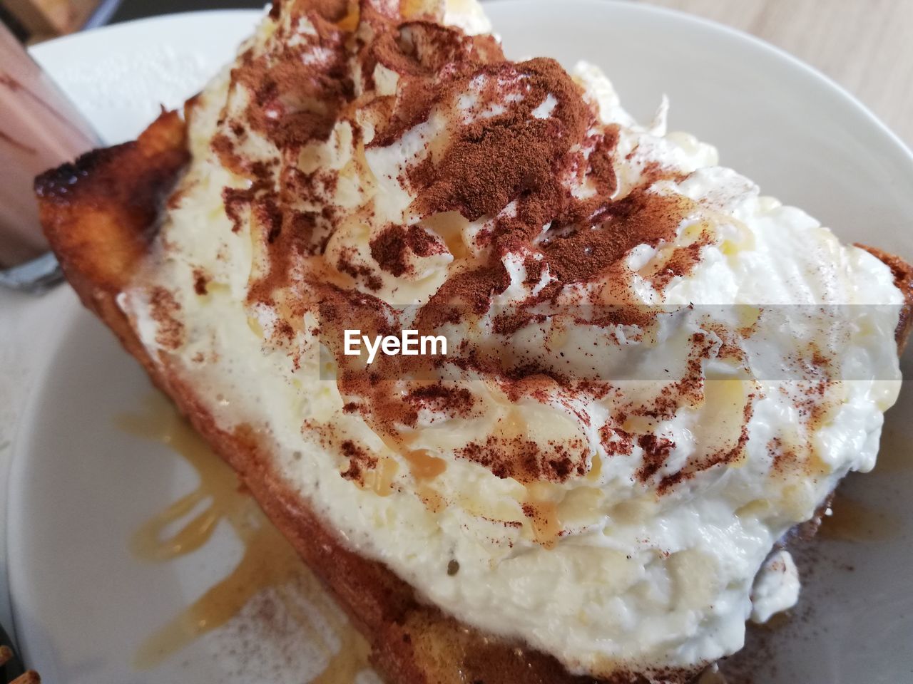 CLOSE-UP OF CAKE ON PLATE