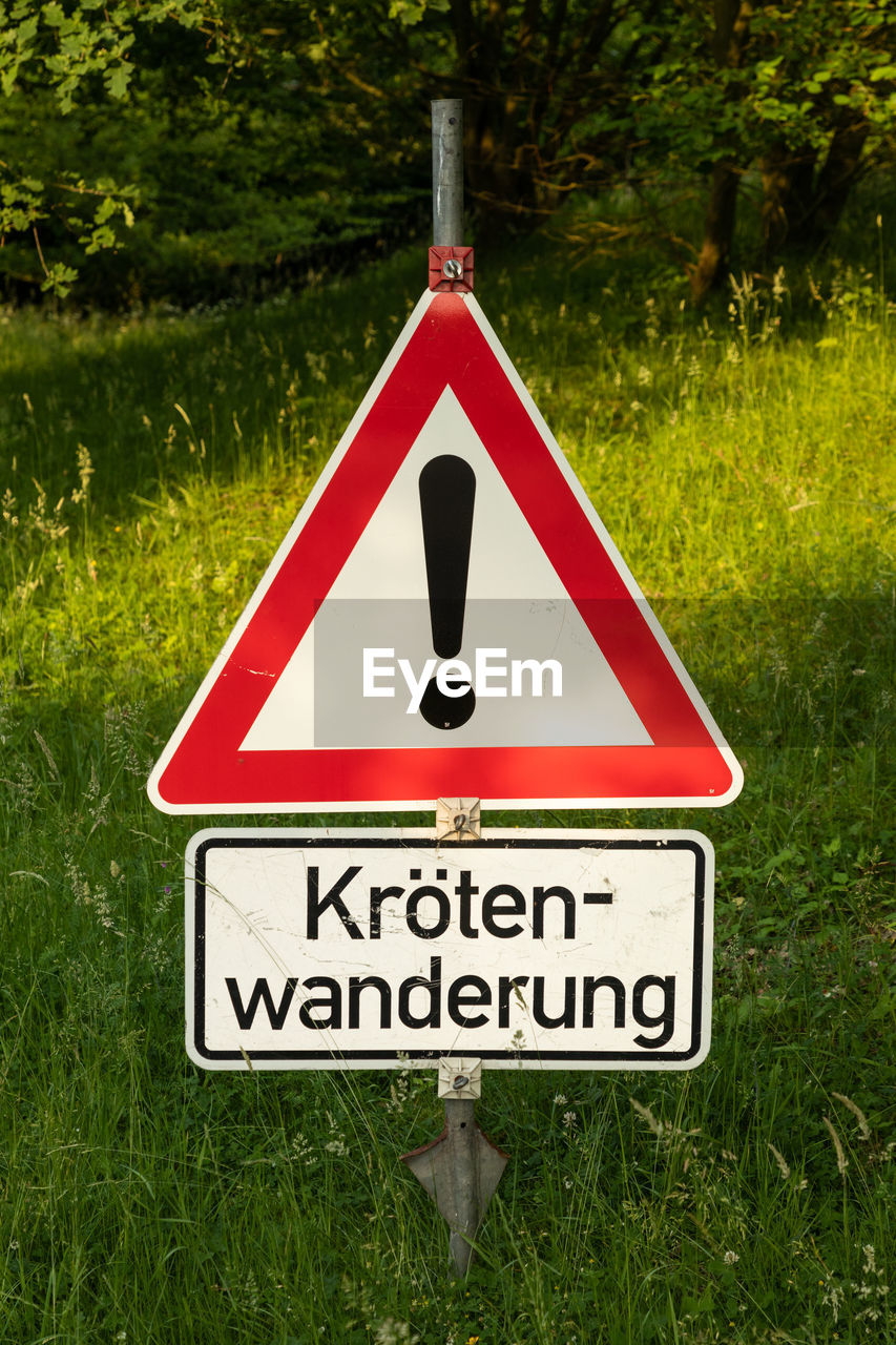 CLOSE-UP OF WARNING SIGN