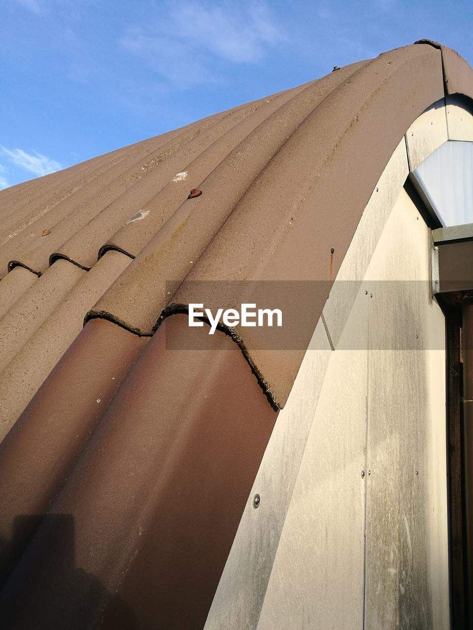 LOW ANGLE VIEW OF ROOF OF BUILDING