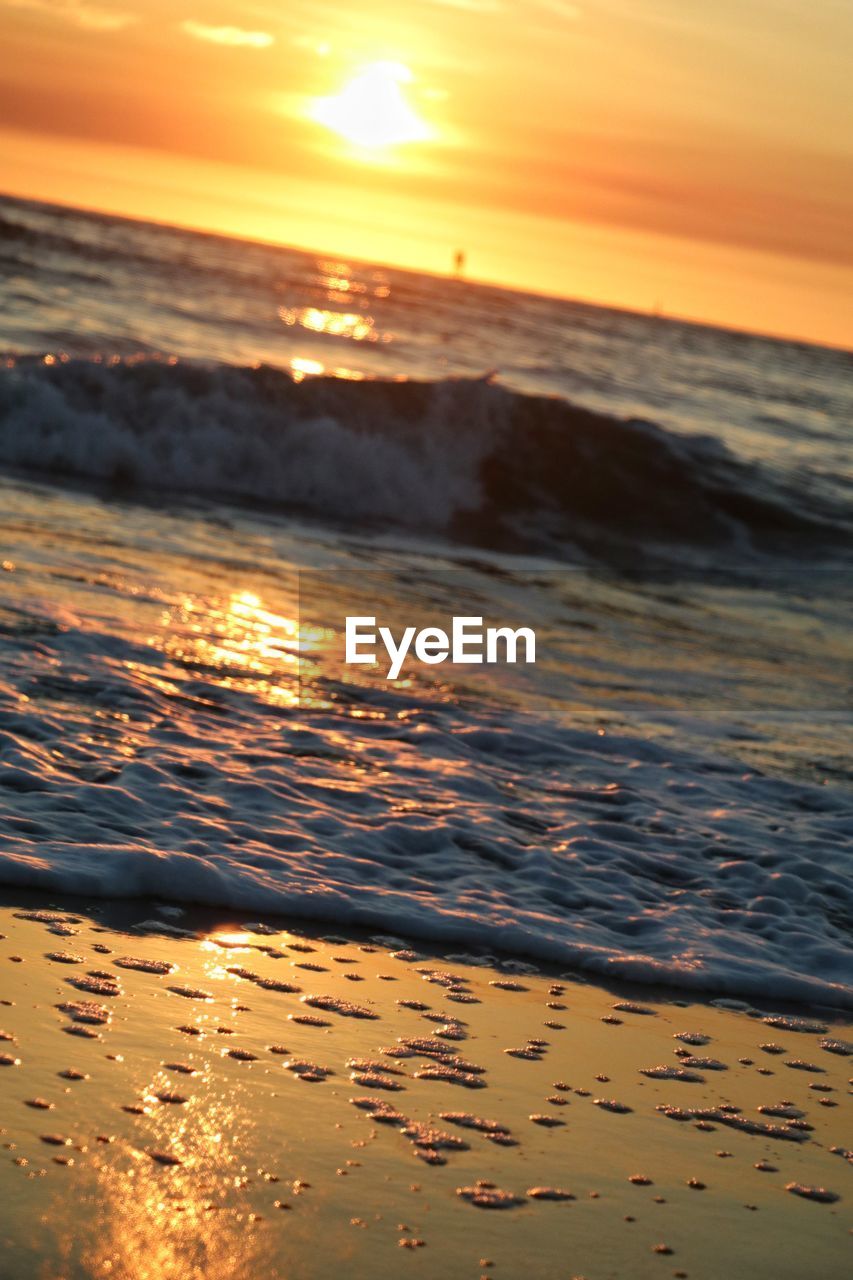 SCENIC VIEW OF SEA AGAINST SUNSET SKY