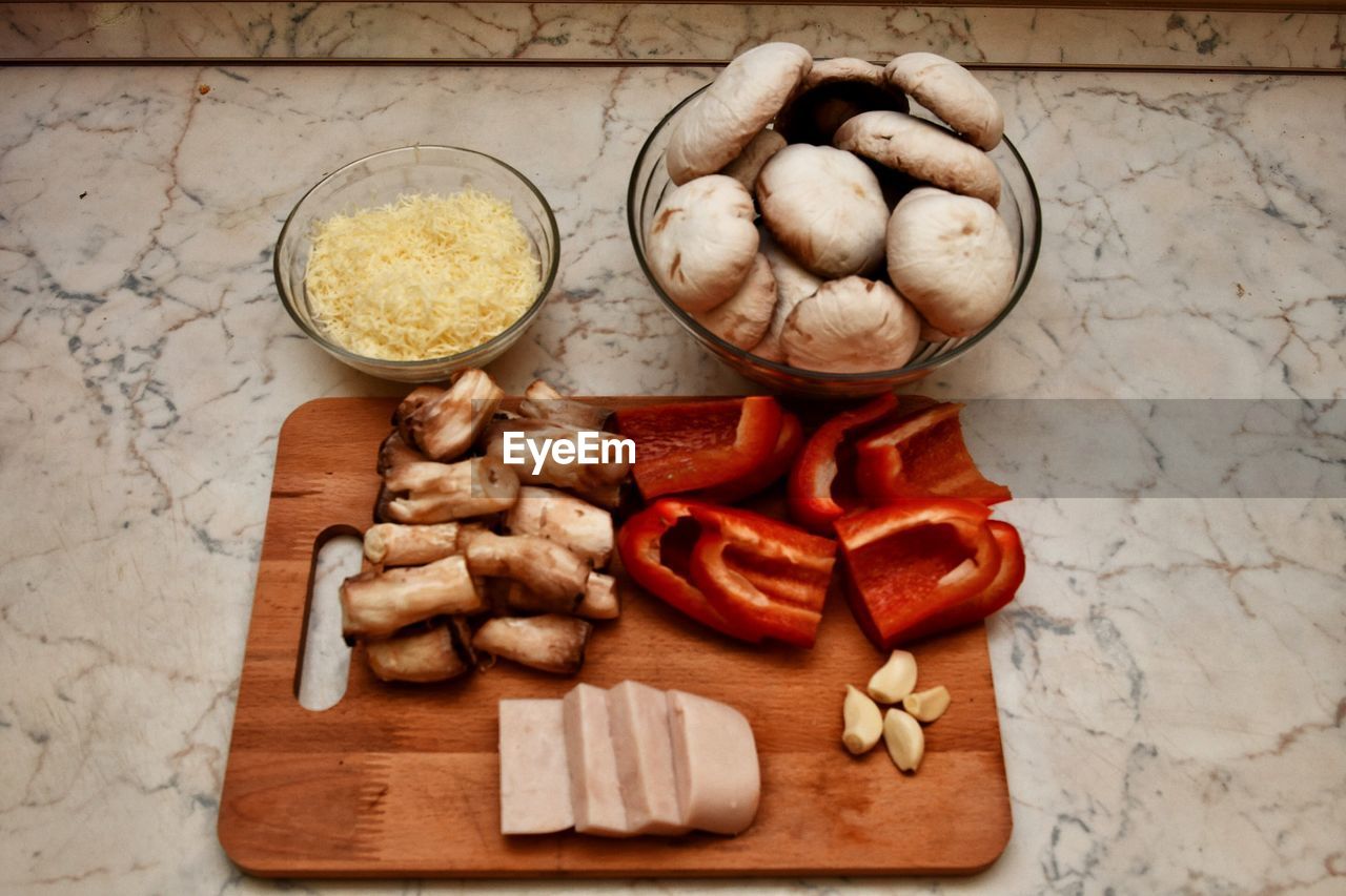 HIGH ANGLE VIEW OF CHOPPED BREAD ON CUTTING BOARD