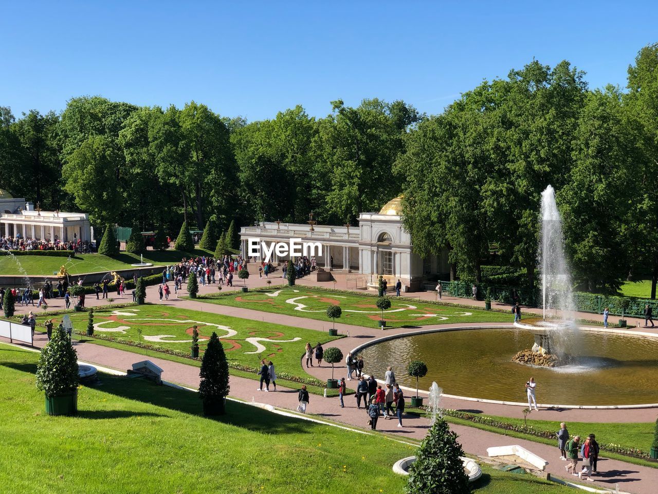 GROUP OF PEOPLE AT FOUNTAIN