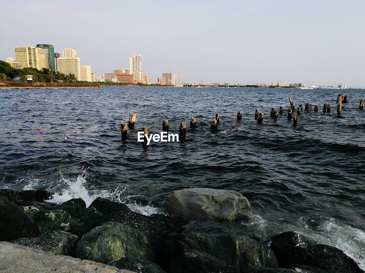 SEA BY CITY AGAINST SKY