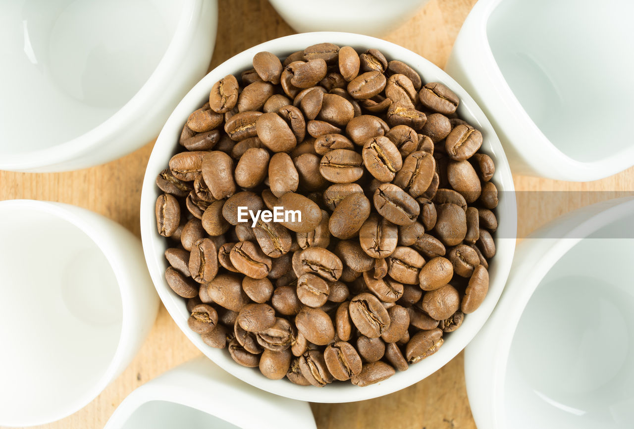 HIGH ANGLE VIEW OF COFFEE CUP ON TABLE