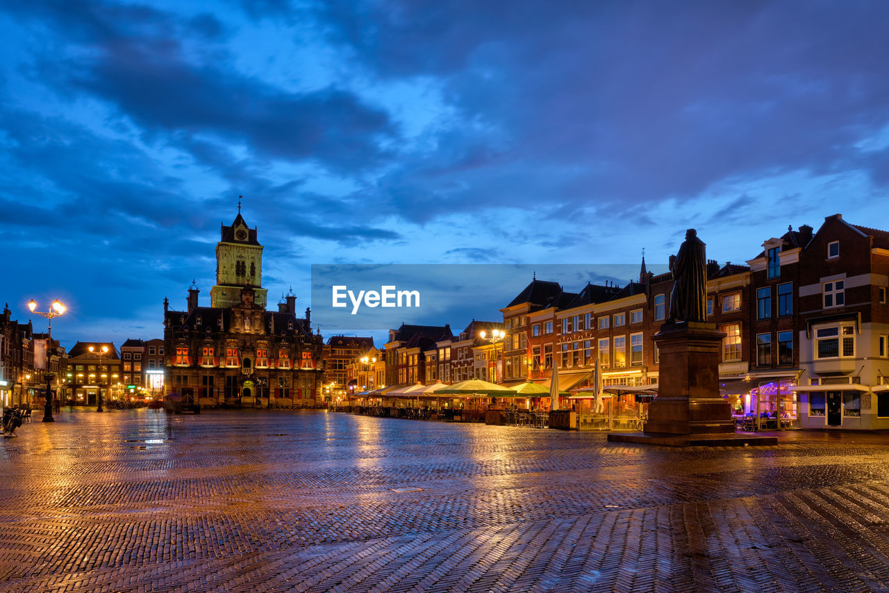 Delft market square markt in the evening. delfth, netherlands