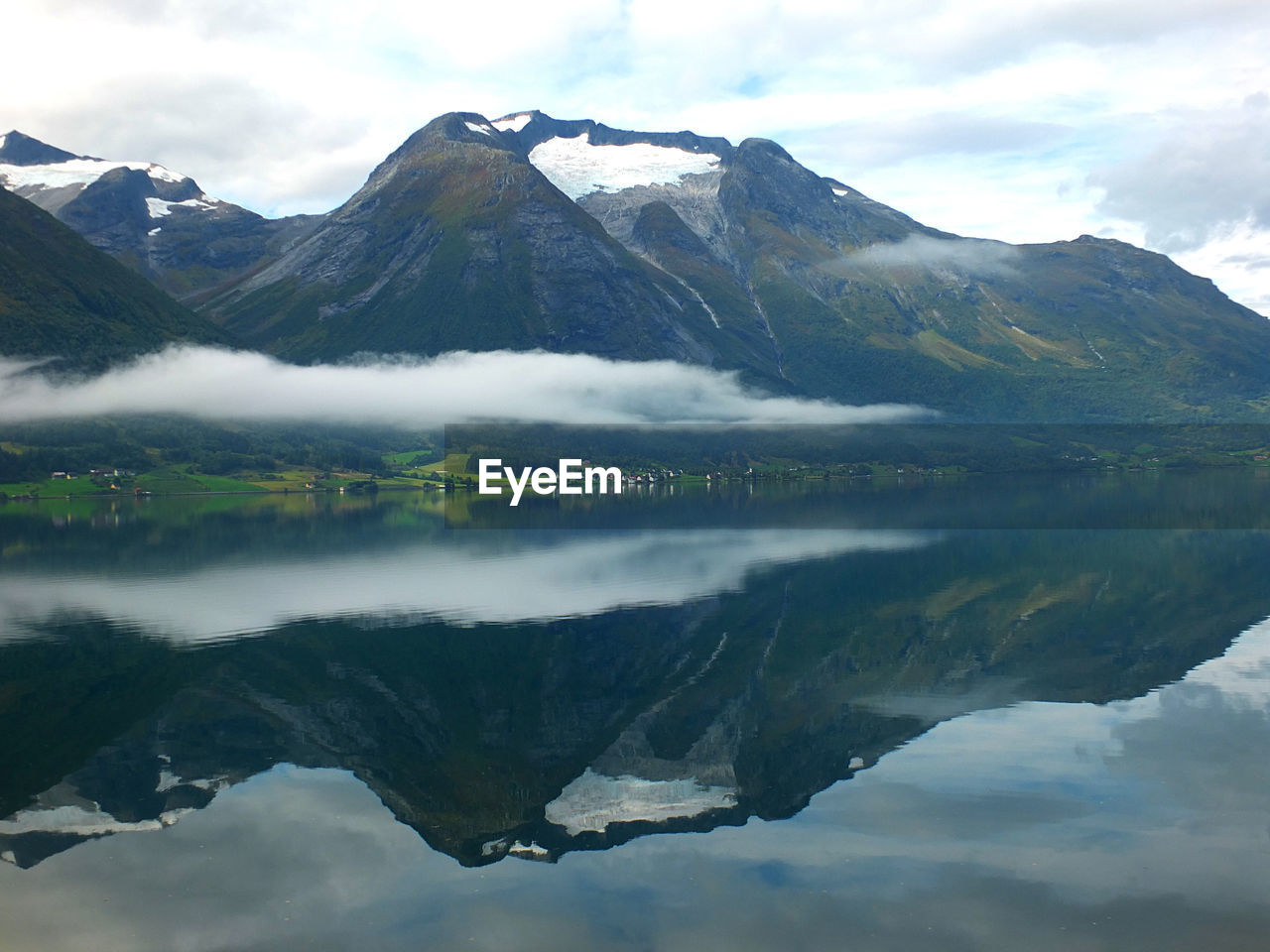 SCENIC VIEW OF LAKE AND MOUNTAIN AGAINST SKY