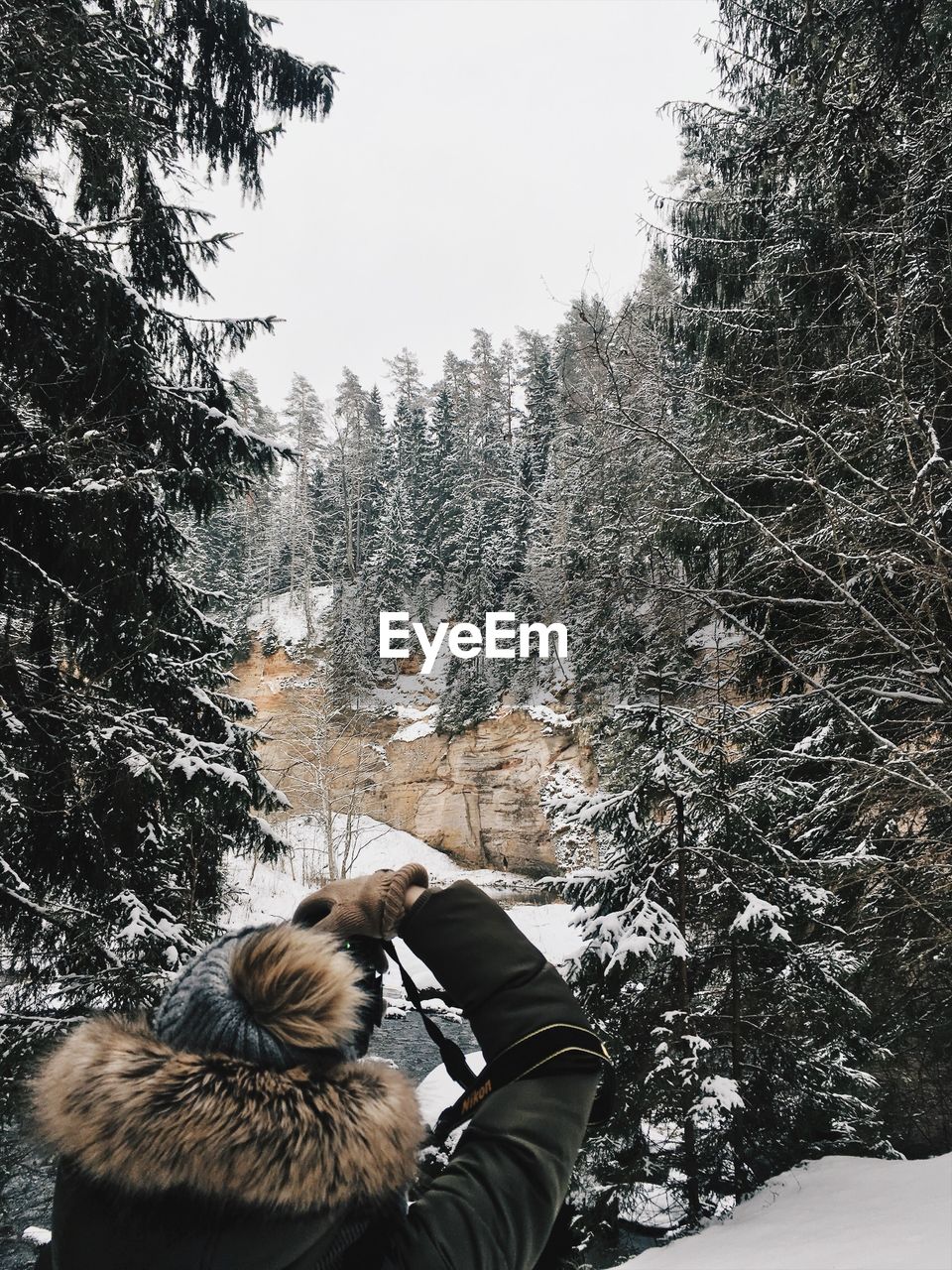 MAN ON SNOW FIELD AGAINST SKY DURING WINTER