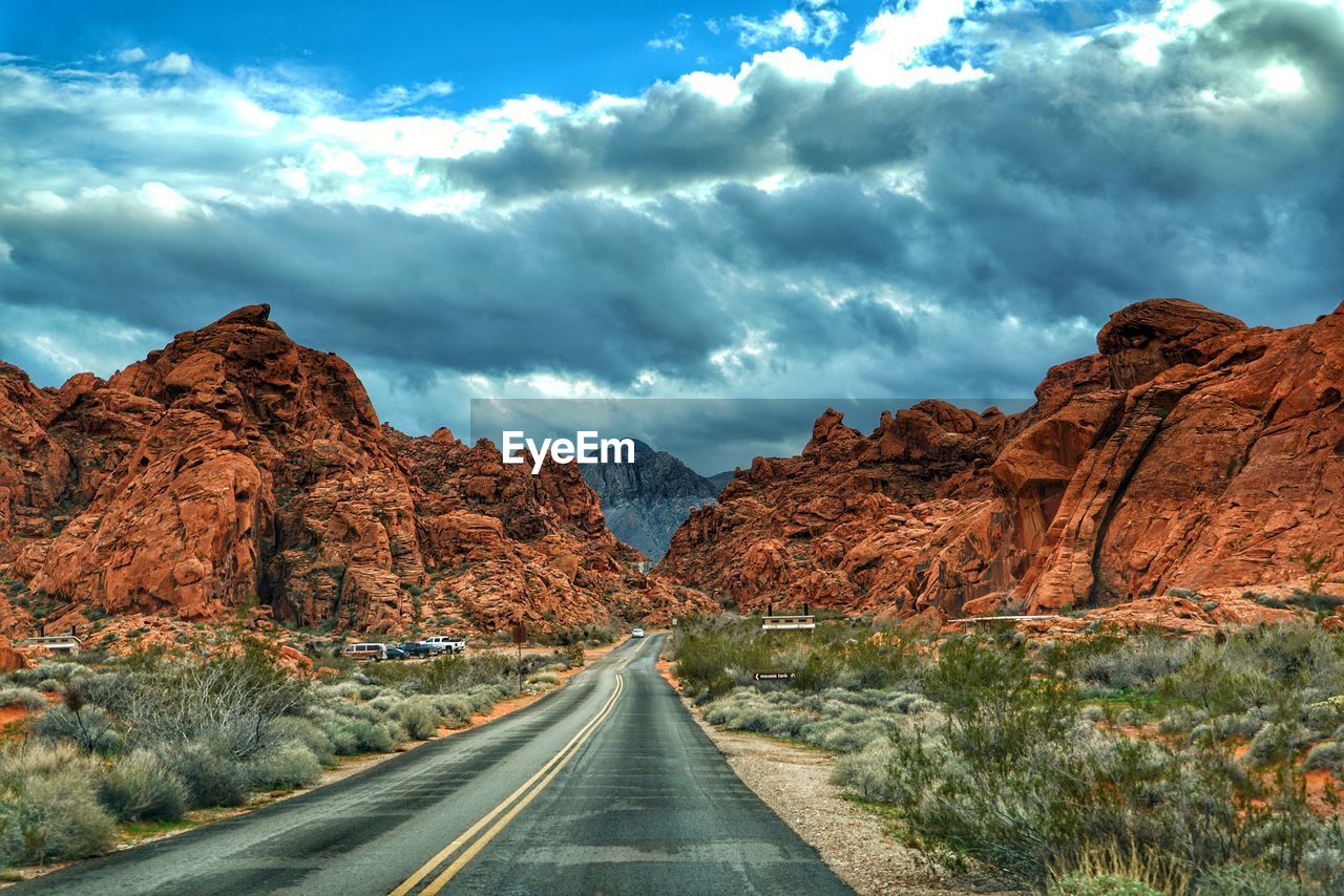 ROAD LEADING TOWARDS MOUNTAIN AGAINST SKY