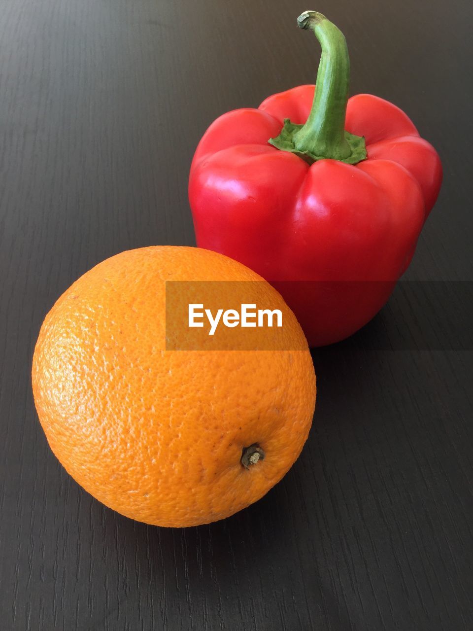 CLOSE-UP OF ORANGES ON TABLE