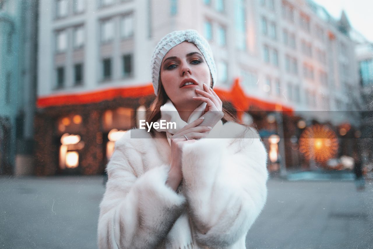 PORTRAIT OF YOUNG WOMAN IN WINTER