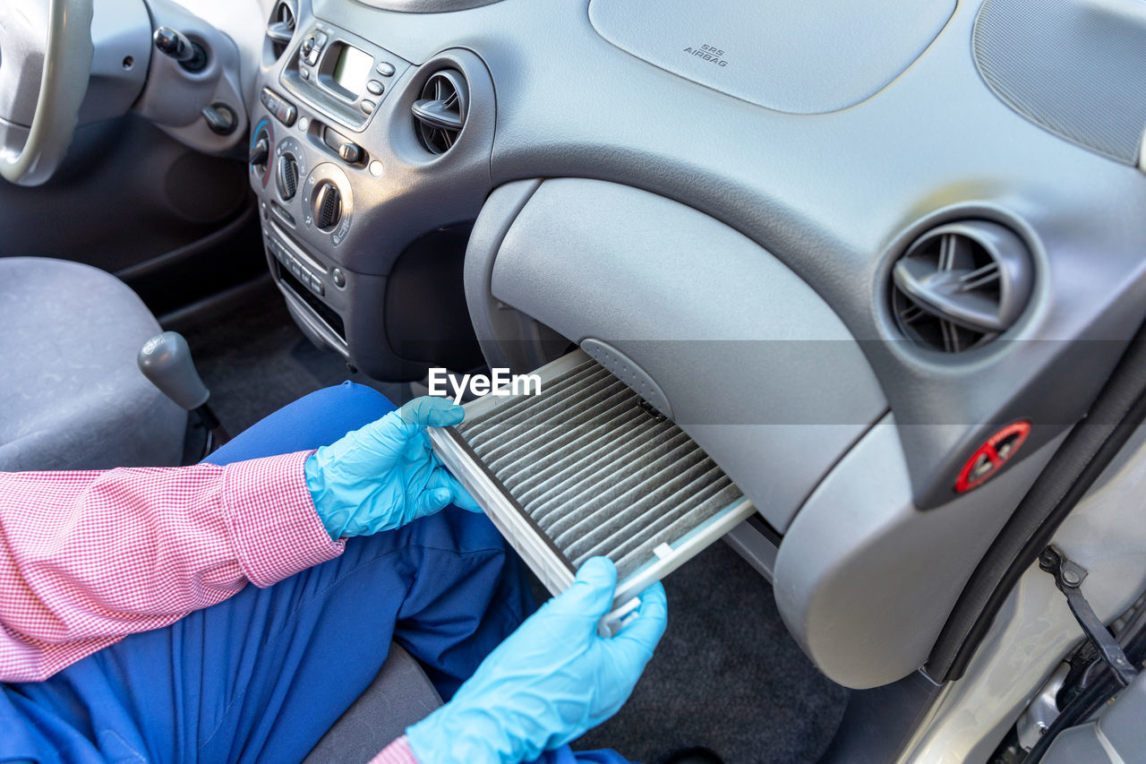 Replacement of cabin pollen air filter for a car