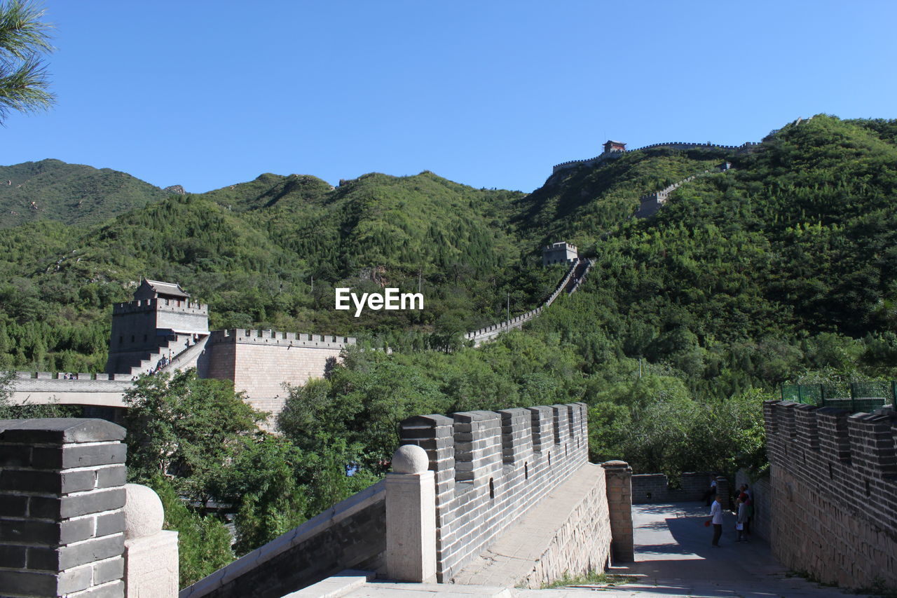 Great wall of china on mountains against sky