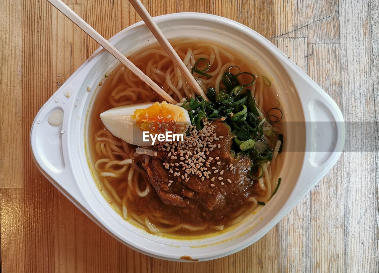 HIGH ANGLE VIEW OF MEAL SERVED IN BOWL