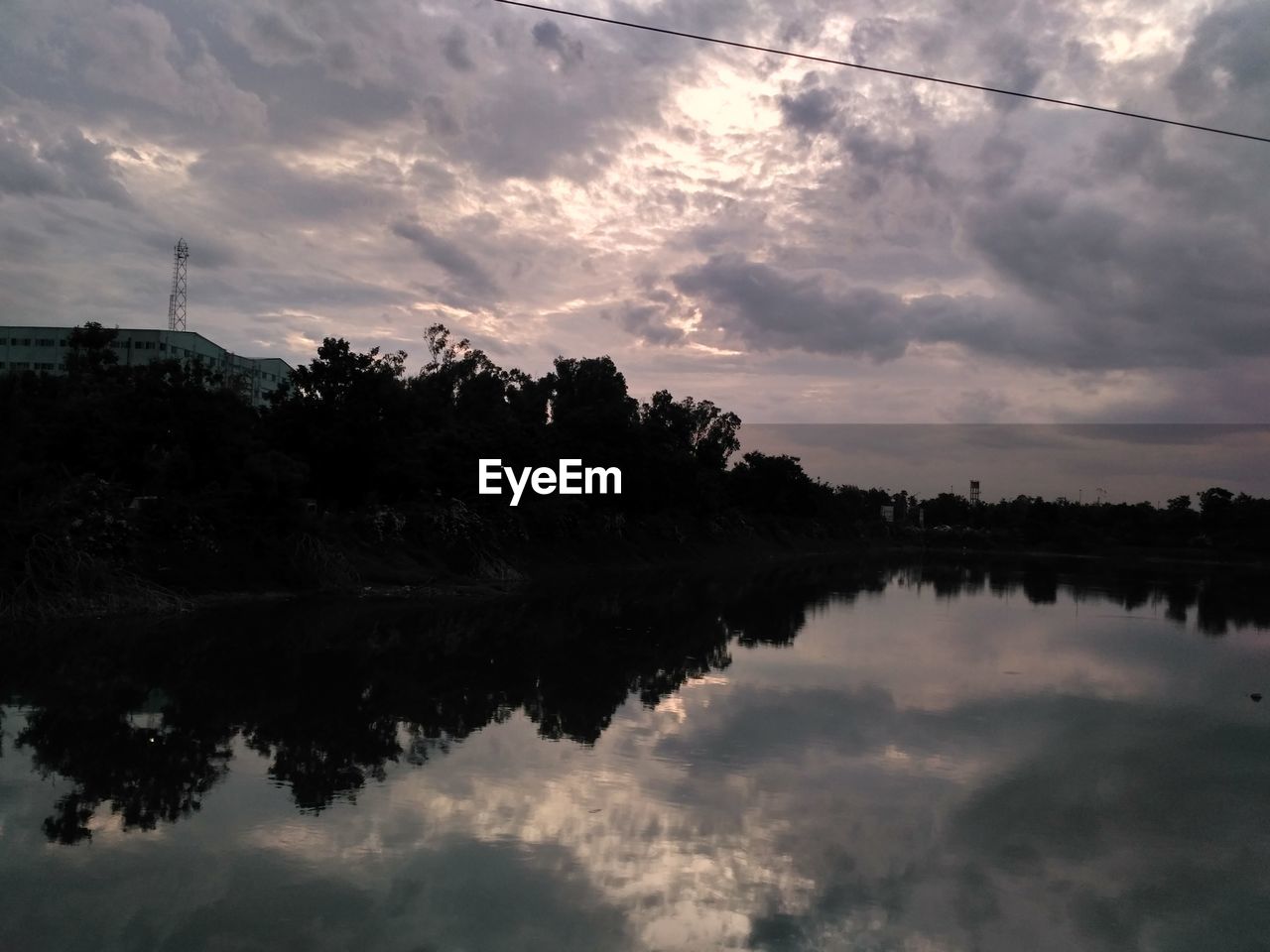 SCENIC VIEW OF LAKE AGAINST SKY AT SUNSET