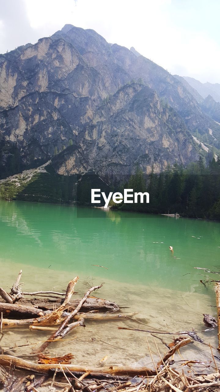 SCENIC VIEW OF LAKE AGAINST MOUNTAINS