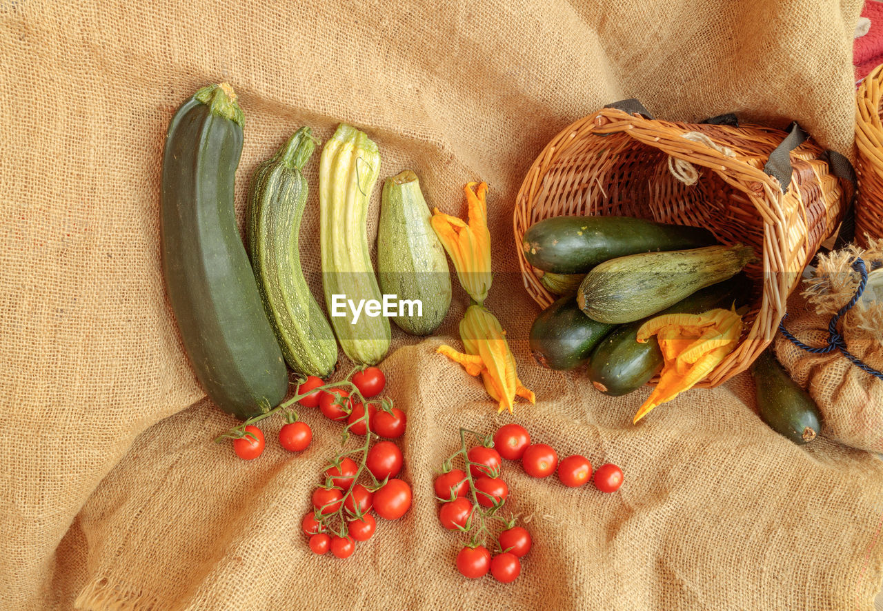 CLOSE-UP OF FRESH VEGETABLES IN TRAY