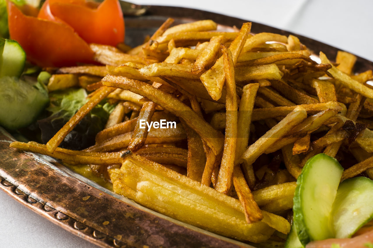 CLOSE-UP OF FRESH VEGETABLES ON TABLE