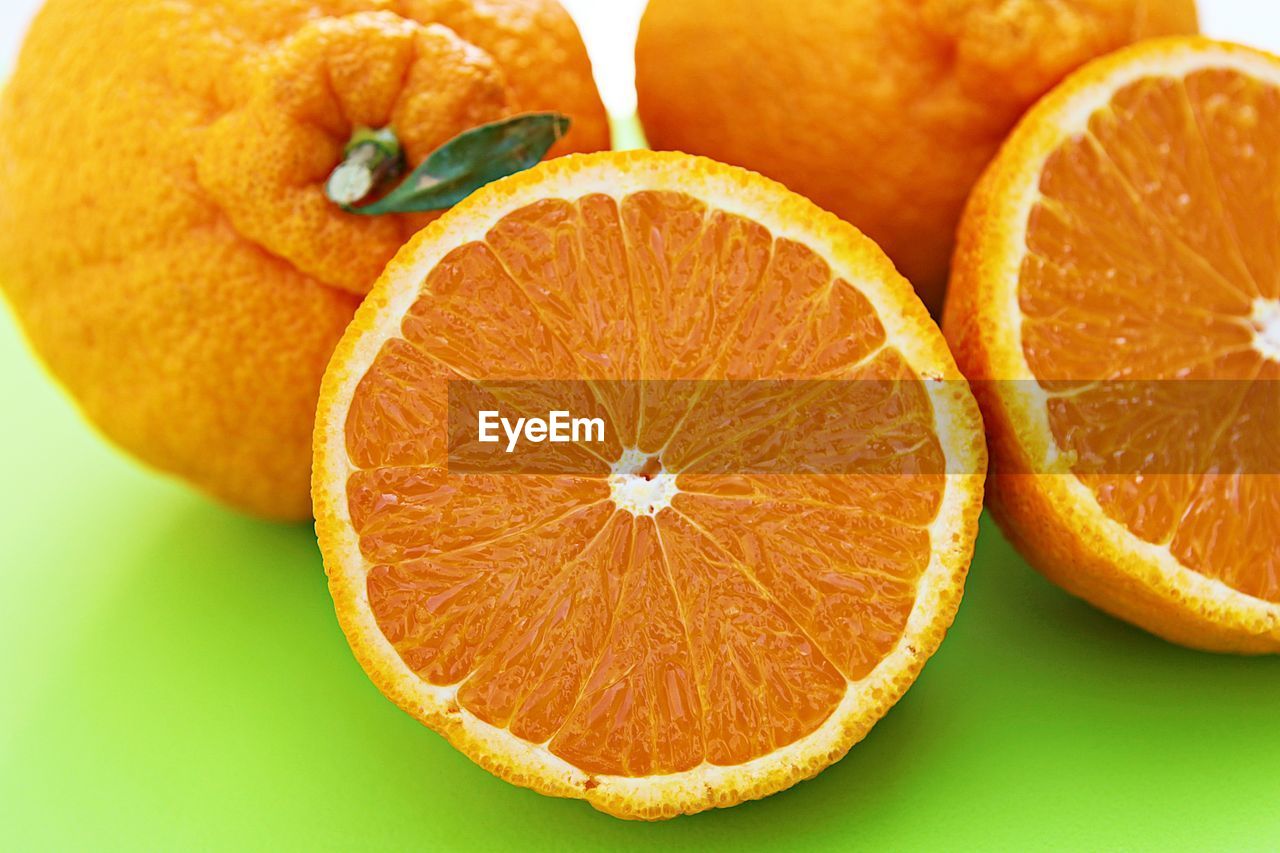 CLOSE-UP OF ORANGES