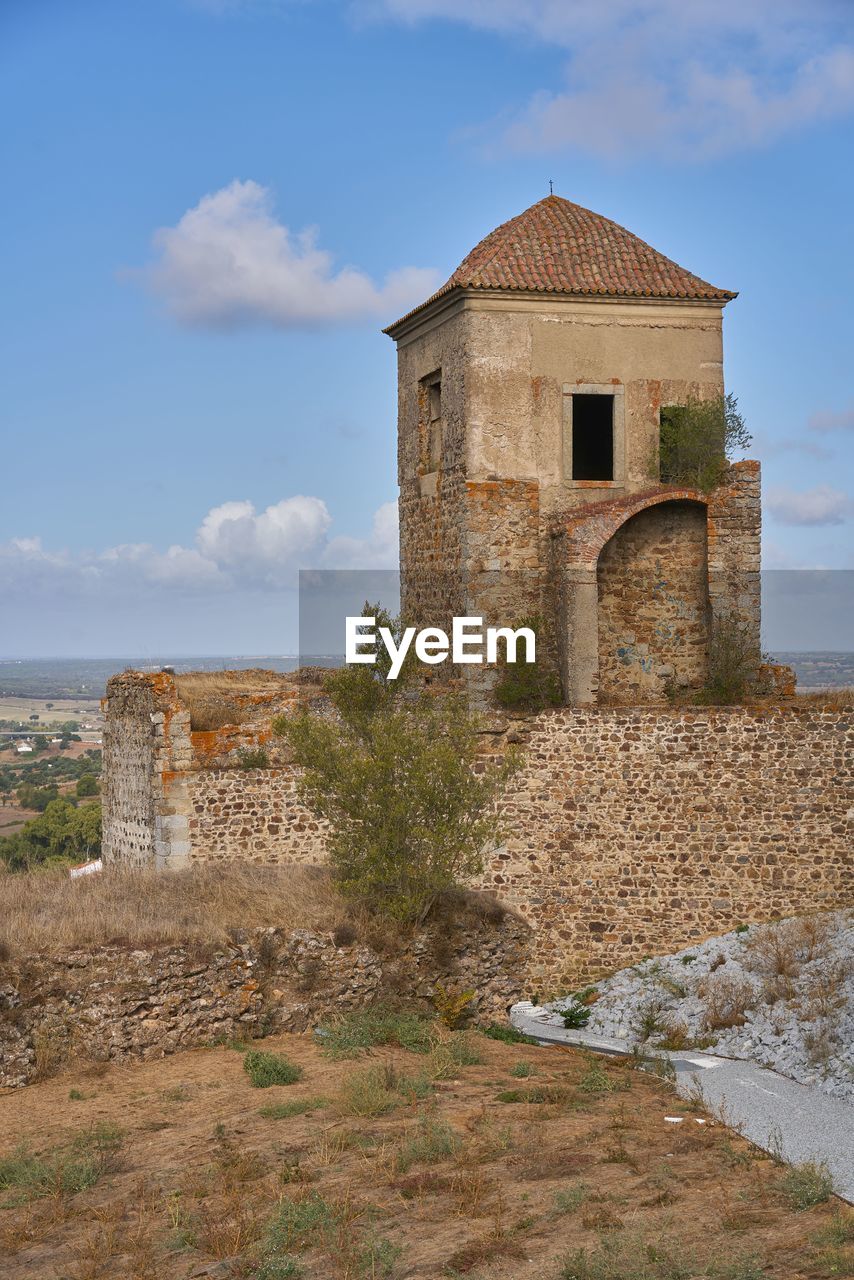 OLD RUIN BUILDING ON FIELD
