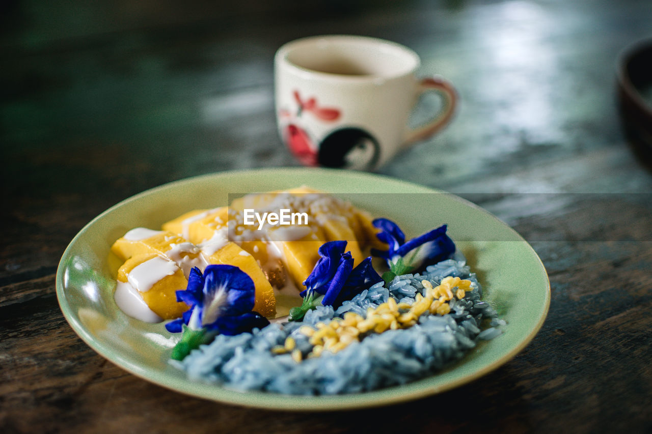 Sticky rice with mango