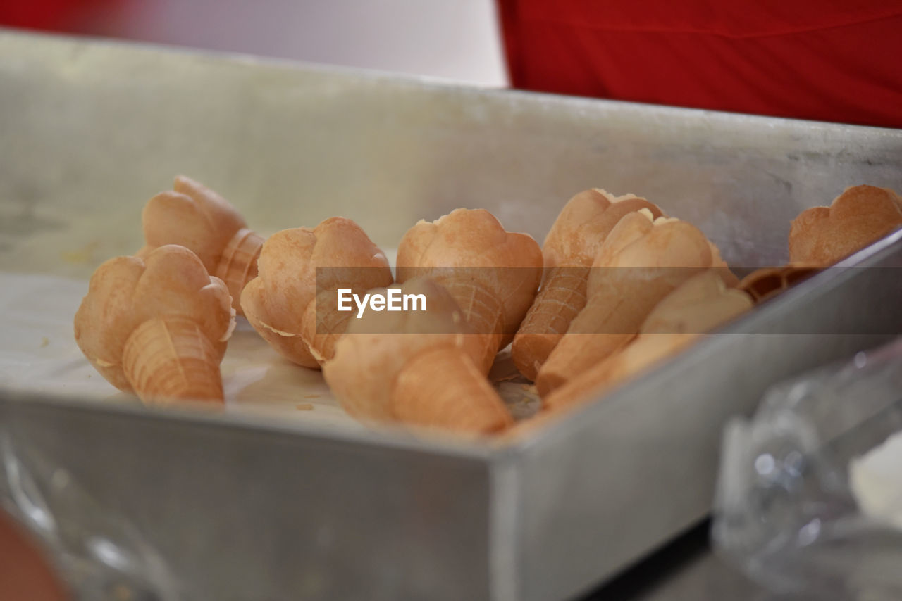 Close-up of ice cream bread cup in tray 