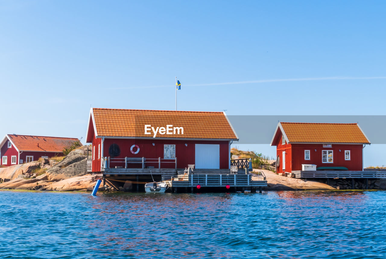 HOUSE BY SEA AGAINST CLEAR SKY