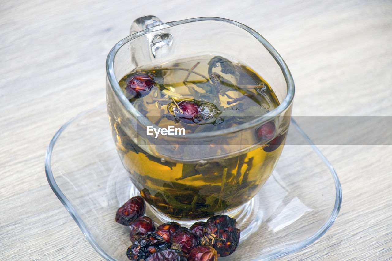 CLOSE-UP OF TEA IN GLASS