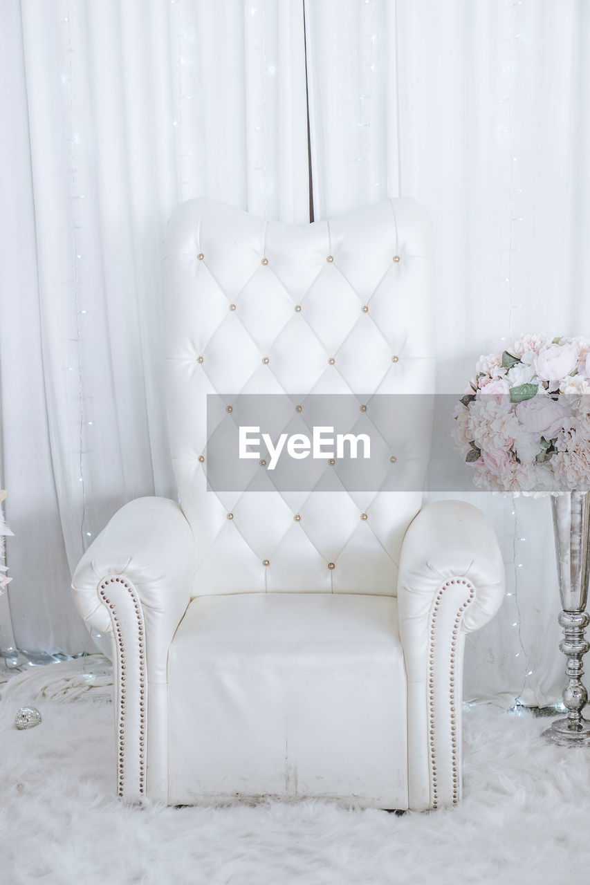 WHITE FLOWERS ON TABLE IN LIVING ROOM